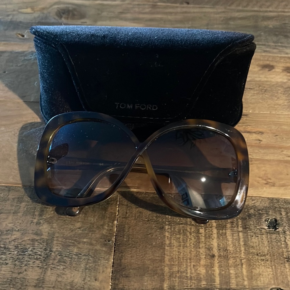 Tom Ford sunglasses! Tortoise shell with gold hardware.